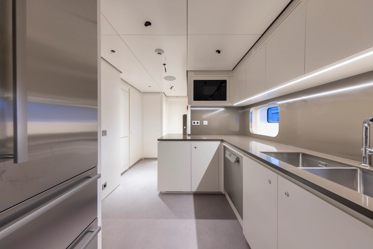 Bee Explorer Yacht Photos Pics 