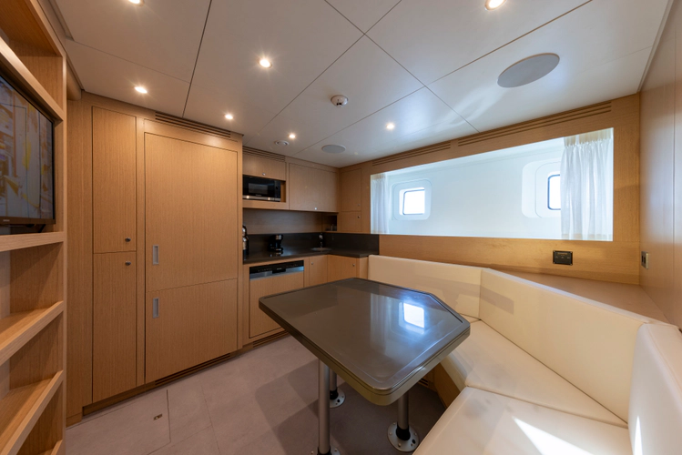 Bee Explorer Yacht Photos Pics 