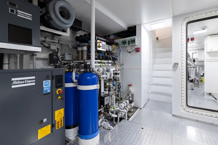 Bee Explorer Yacht Photos Pics 