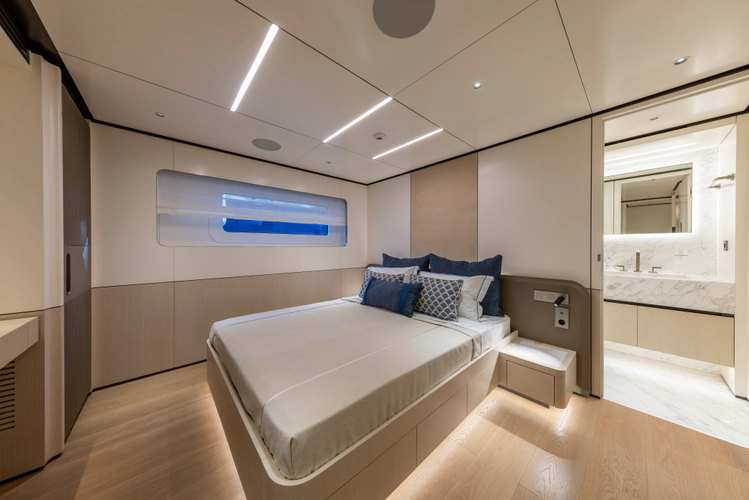 Bee Explorer Yacht Photos Pics 