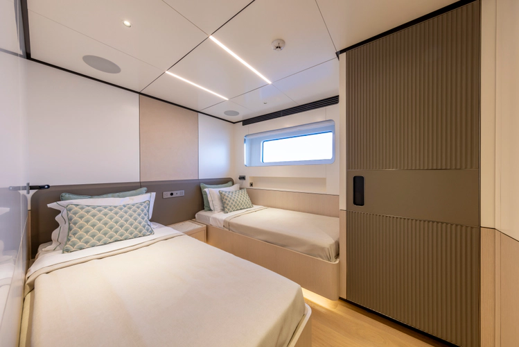 Bee Explorer Yacht Photos Pics 