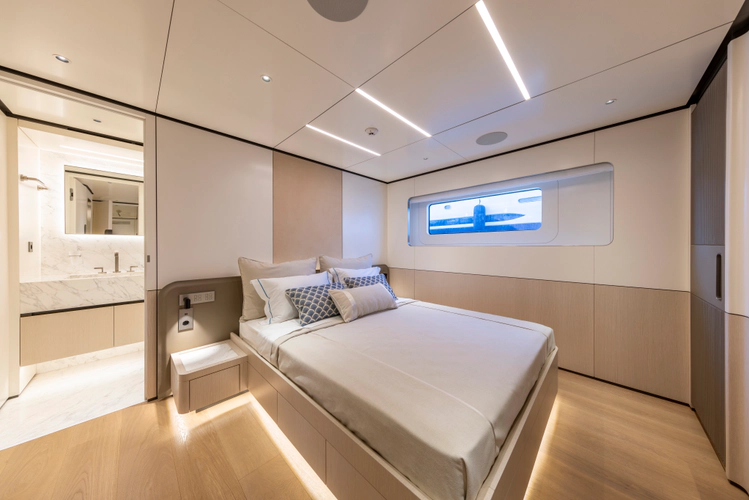 Bee Explorer Yacht Photos Pics 