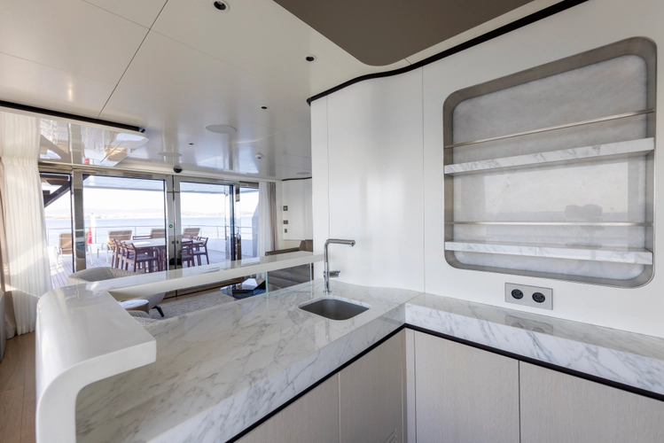 Bee Explorer Yacht Photos Pics 