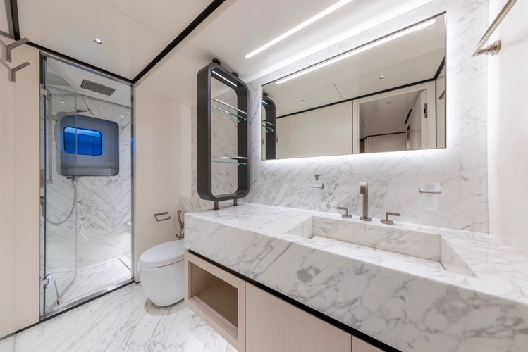 Bee Explorer Yacht Photos Pics 