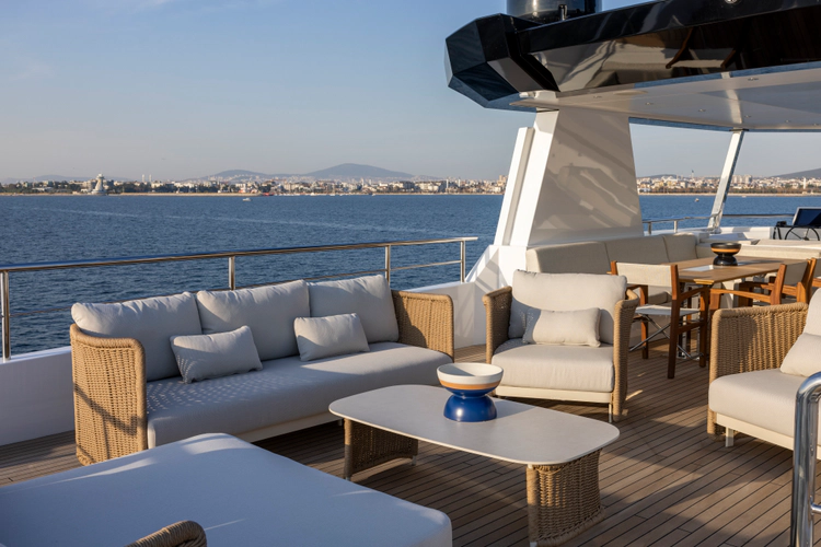 Bee Explorer Yacht Photos Pics 