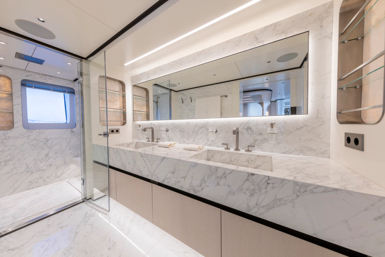 Bee Explorer Yacht Photos Pics 