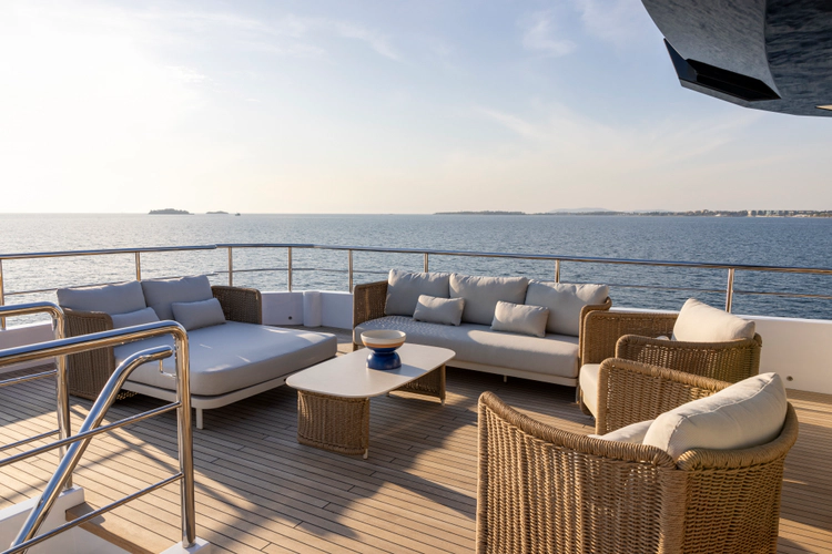 Bee Explorer Yacht Photos Pics 