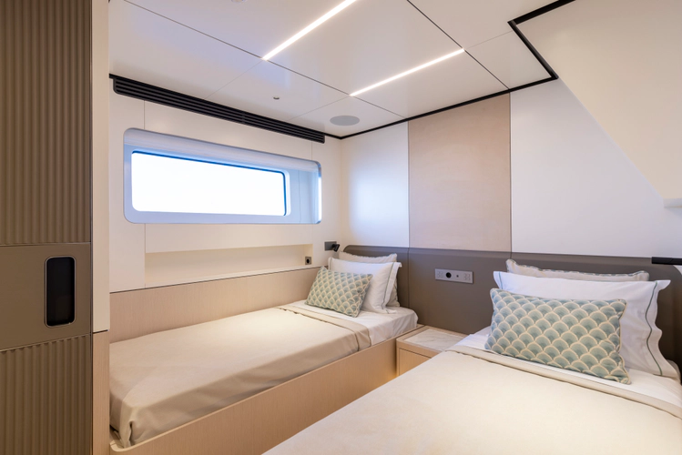 Bee Explorer Yacht Photos Pics 