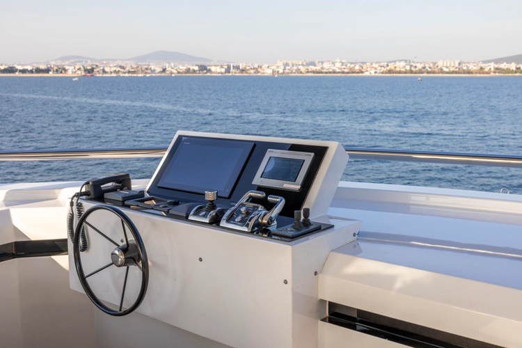 Bee Explorer Yacht Photos Pics 