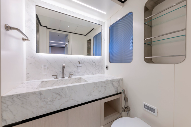 Bee Explorer Yacht Photos Pics 