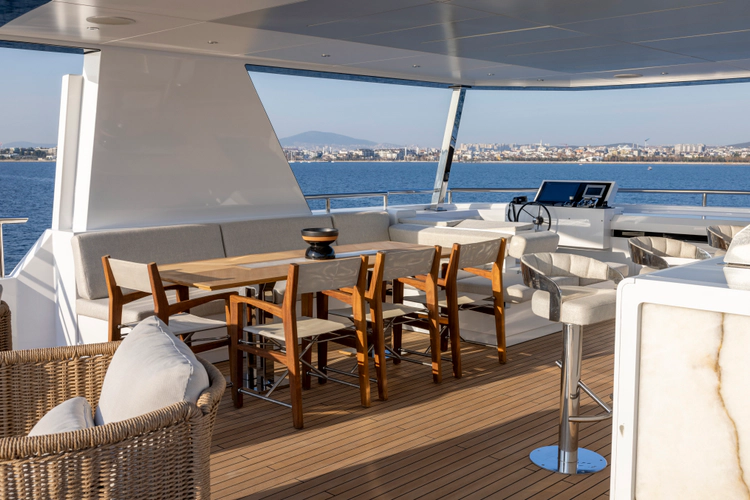 Bee Explorer Yacht Photos Pics 