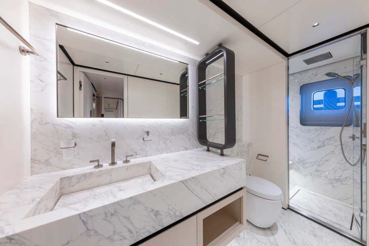 Bee Explorer Yacht Photos Pics 