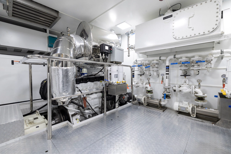 Bee Explorer Yacht Photos Pics 