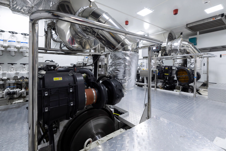 Bee Explorer Yacht Photos Pics 