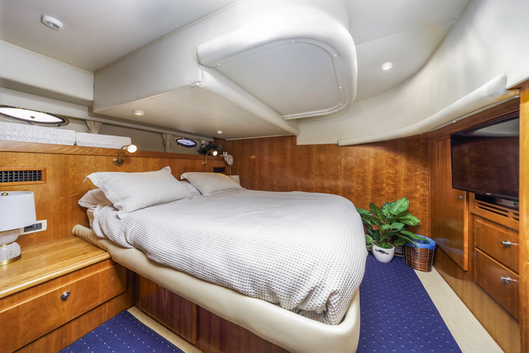 Queen Elizabeth Yacht Photos Pics 