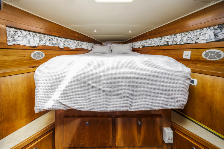 Queen Elizabeth Yacht Photos Pics 