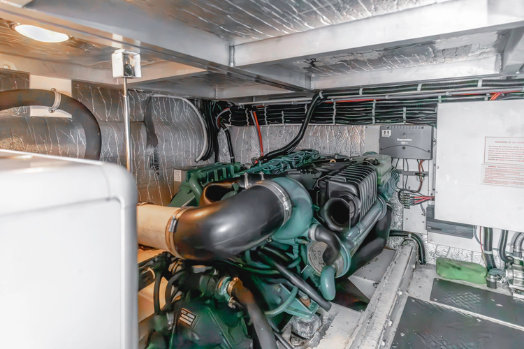 Queen Elizabeth Yacht Photos Pics 