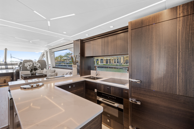 Manhattan 68 Yacht Photos Pics 