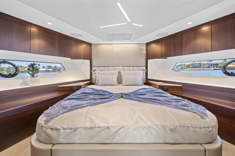 Manhattan 68 Yacht Photos Pics 