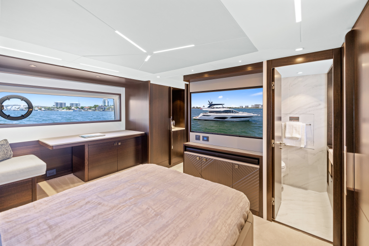 Manhattan 68 Yacht Photos Pics 