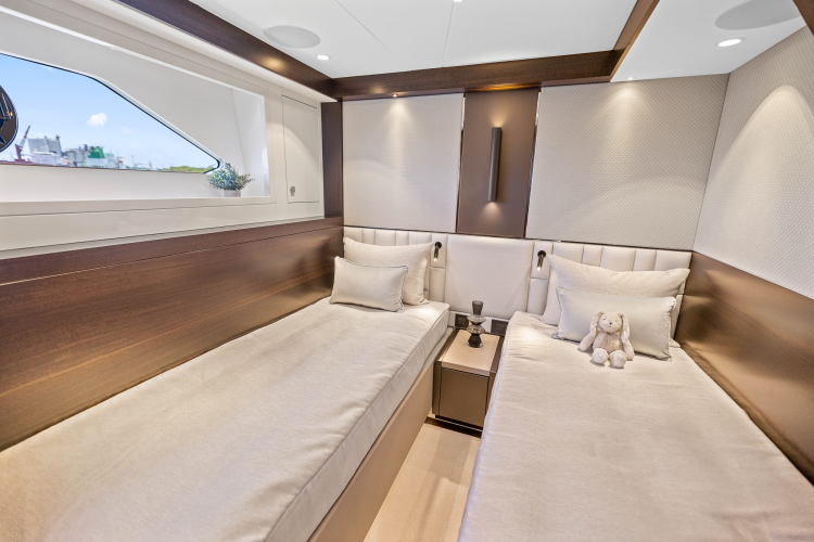 Manhattan 68 Yacht Photos Pics 