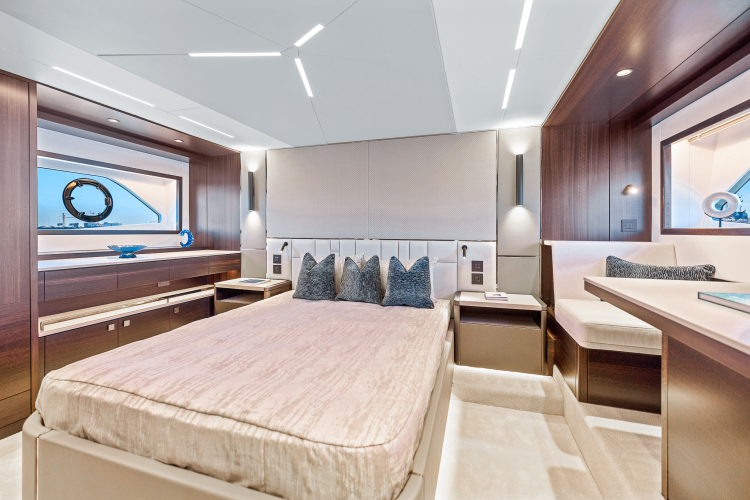 Manhattan 68 Yacht Photos Pics 