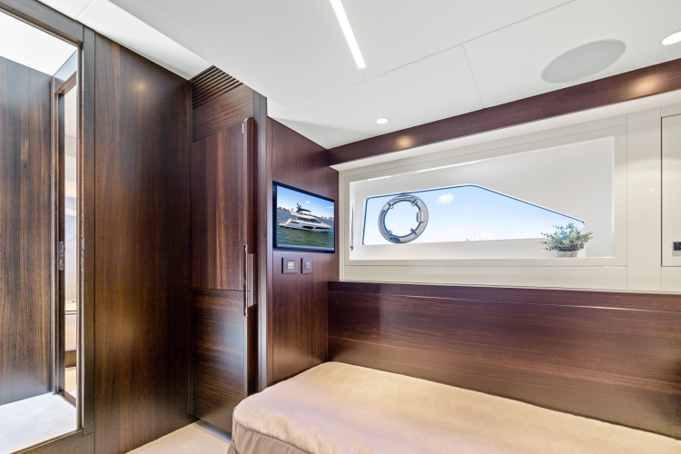 Manhattan 68 Yacht Photos Pics 