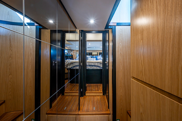 Monarch Yacht Photos Pics 