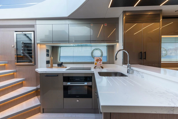 Predator 75 Yacht Photos Pics 