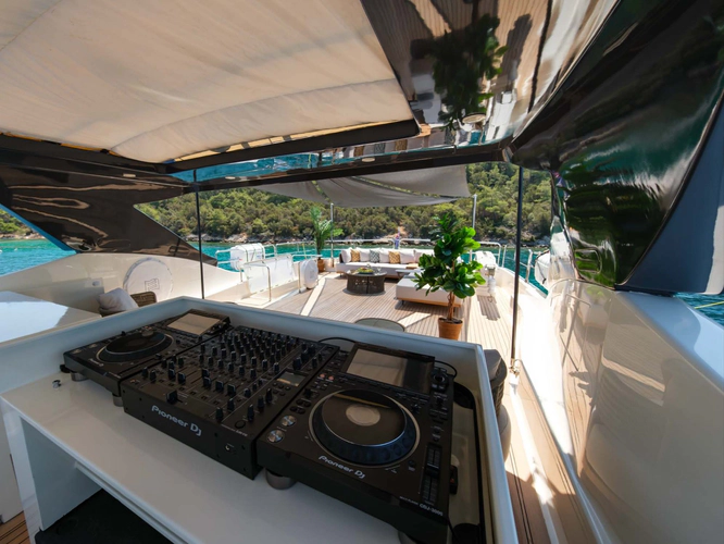 Daydream2 Yacht Photos Pics 