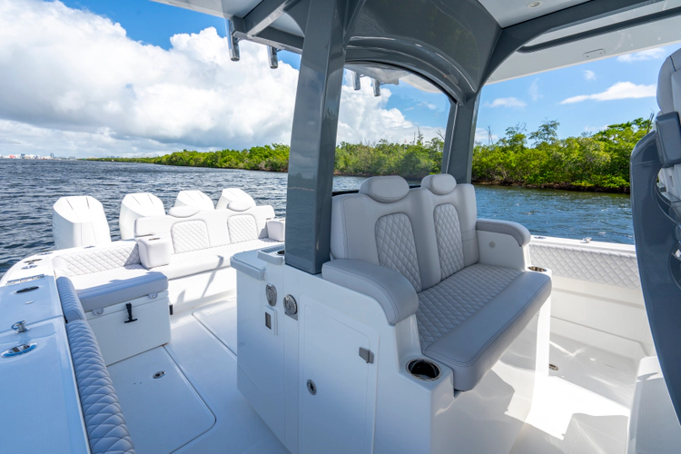 42 Lujo Yacht Photos Pics 