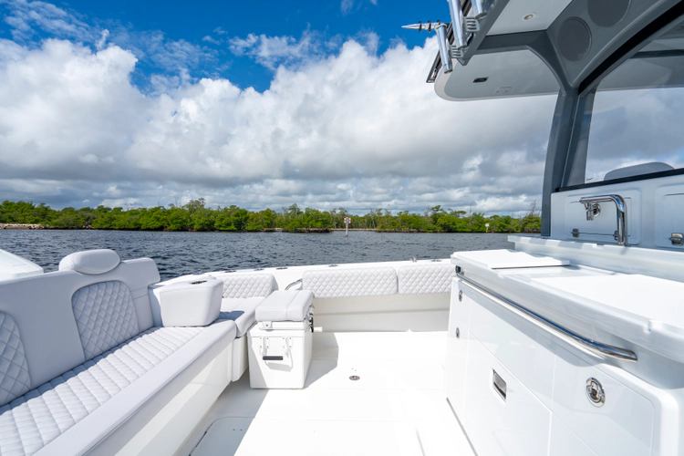 42 Lujo Yacht Photos Pics 