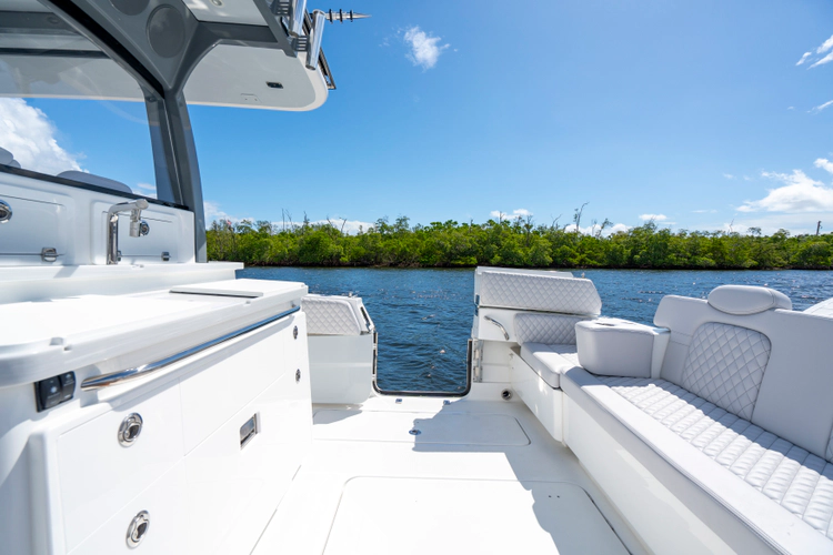 42 Lujo Yacht Photos Pics 