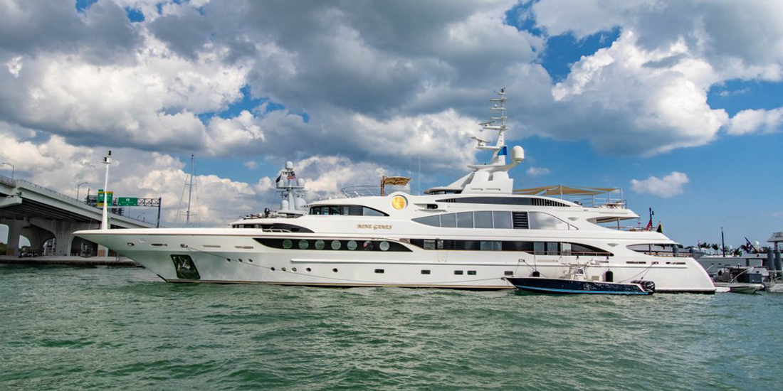 Superyacht megayacht benetti Miami boat show