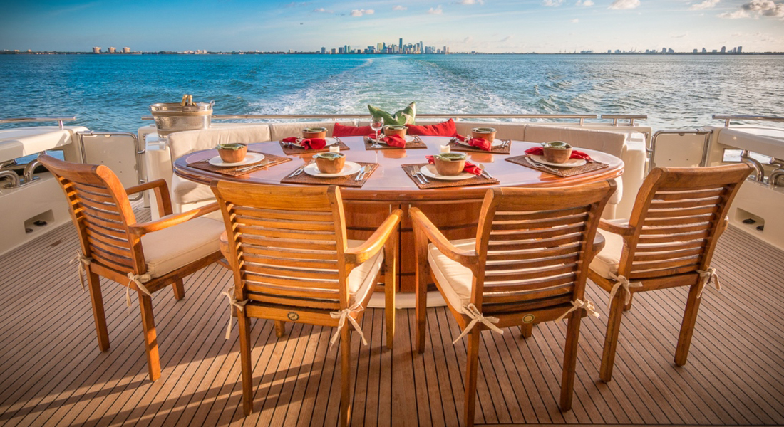 PARADISE - Aft deck dining