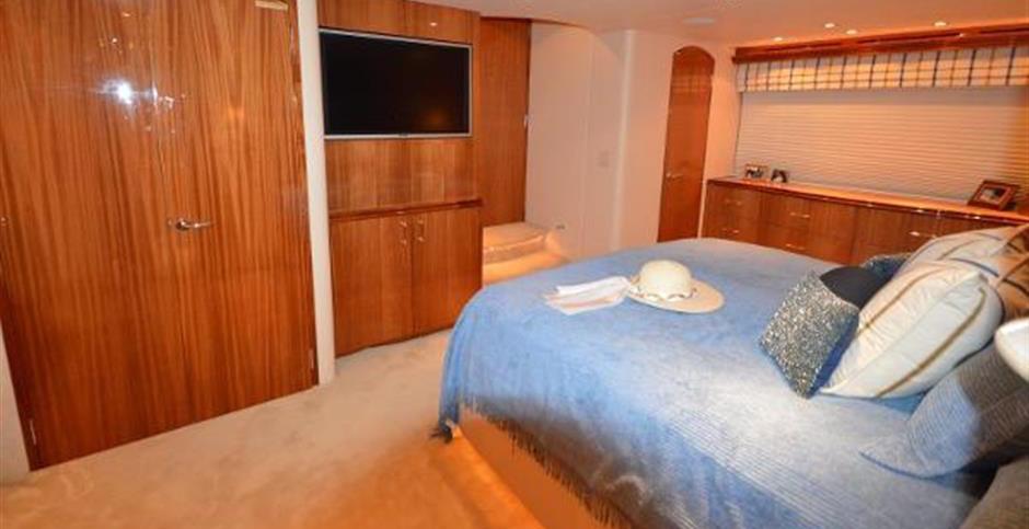 80' Hatteras Motoryacht 2005 KATHERINE E Stateroom