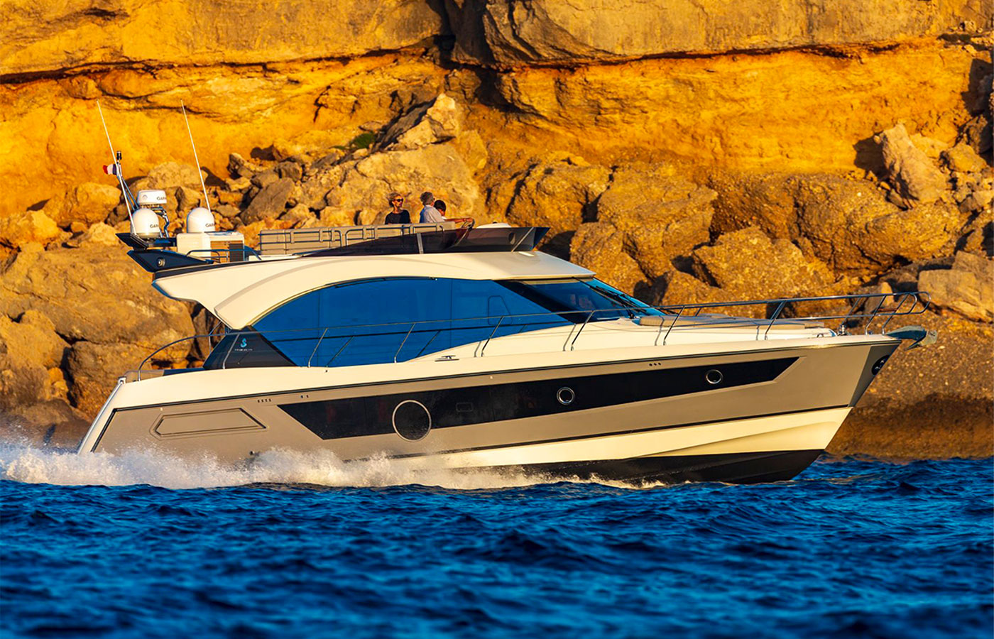 Yacht Walkthrough: Beneteau Monte Carlo 52 [Yacht Highlight]