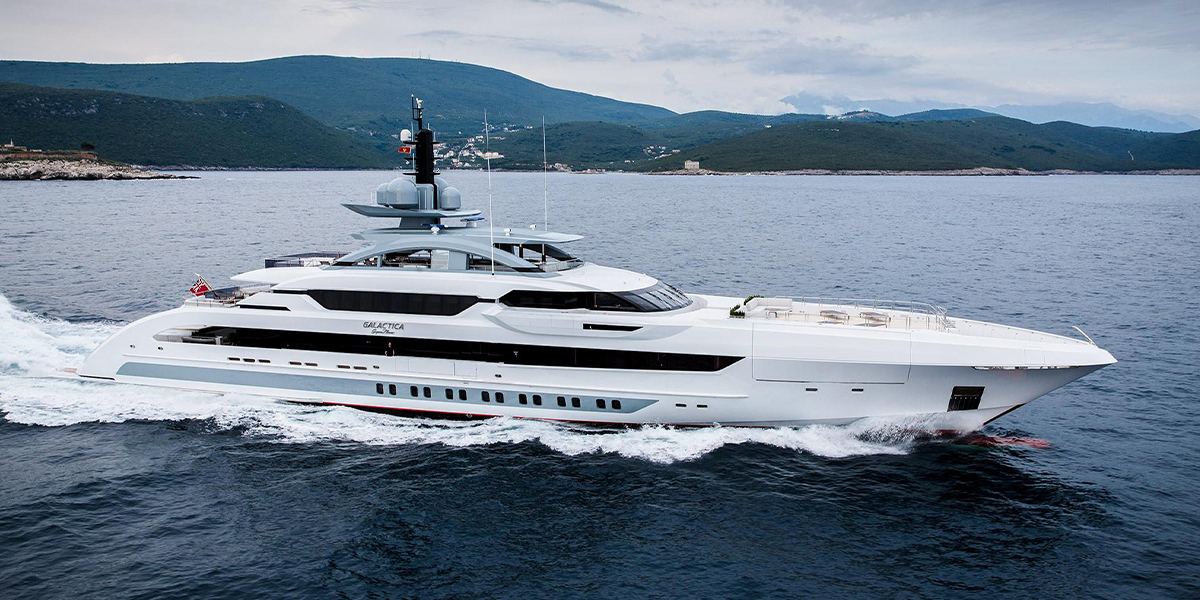 difference between yacht and superyacht
