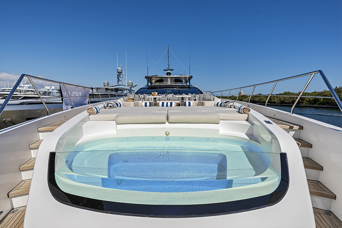 Expansive Bow Lounge