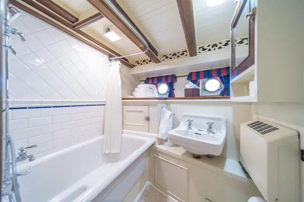 Luxury Yacht Charter: BLUE PETER | 96' Classic Fan-Tail - photo 10