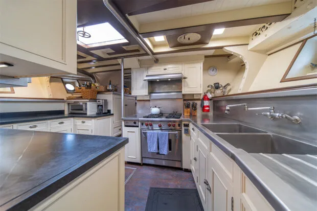 Luxury Yacht Charter: BLUE PETER | 96' Classic Fan-Tail - photo 16